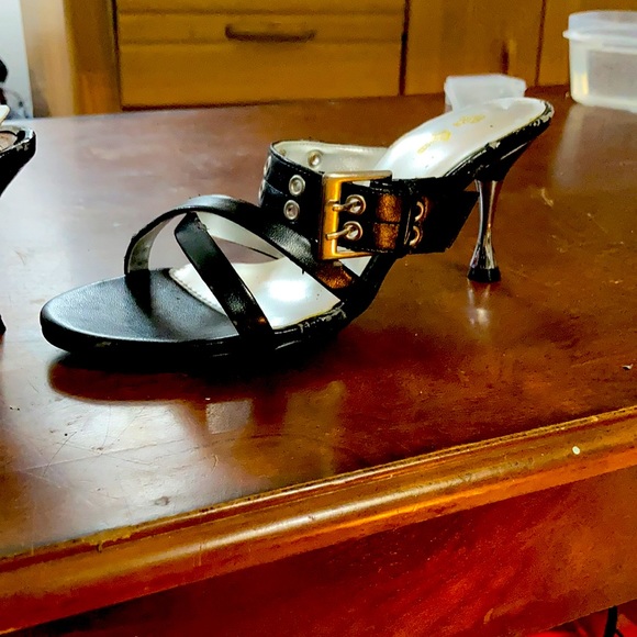 Woman’s high heels - Picture 2 of 2